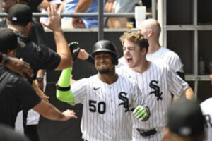Los Yanquis de Nueva York derrotaron 10-4 a los Medias Blancas de Chicago con jonrones de Bellinger, Grisham y Chisholm, logrando su quinta victoria consecutiva en Grandes Ligas.