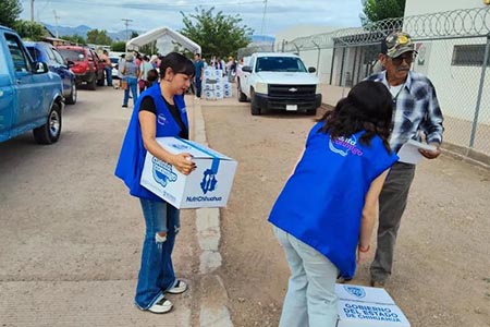 NutriChihuahua entrega despensas a 170 personas en Buenaventura. Adultos mayores y personas con discapacidad reciben apoyo alimentario.