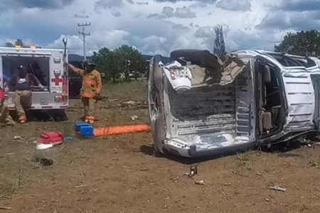 Una pareja murió y dos personas más resultaron heridas tras una volcadura ocurrida la noche del miércoles en una brecha de Madera, cerca del basurero municipal.