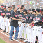 El alcalde Cruz Pérez Cuéllar lanzó la primera bola en la semifinal de los Indios de Juárez frente a los Algodoneros de Delicias y reiteró su apoyo al equipo local.