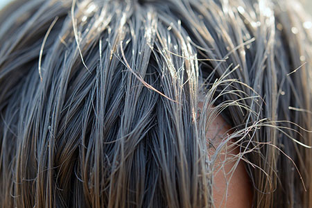 Las canas antes de los 40 pueden deberse a genética, estrés o deficiencias nutricionales; descubre las principales causas de este fenómeno.