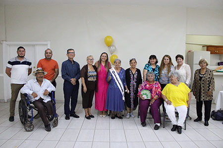 La presidenta municipal Edith Escárcega celebró el Día del Abuelo con el grupo “Solamente una vez” en el DIF de Nuevo Casas Grandes.
