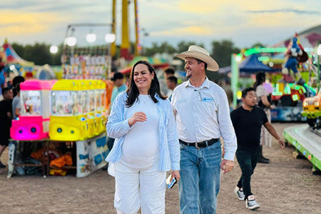El alcalde de Galeana, Francis Leany, recorrió la Feria de la Amistad 2025 en Colonia LeBarón junto a Mariela Polanco Trejo, presidenta del DIF.
