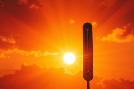 Protección Civil advierte una ola de calor en Chihuahua del 3 al 10 de agosto, con temperaturas de hasta 40 °C. Se recomienda evitar el sol, mantenerse hidratado y proteger a niños y adultos mayores.