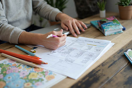 El SAT confirmó que útiles y uniformes escolares no son deducibles, pero las colegiaturas y transporte escolar obligatorio sí aplican bajo ciertos requisitos. Conoce los límites anuales por nivel educativo y qué requisitos deben cumplir las facturas.