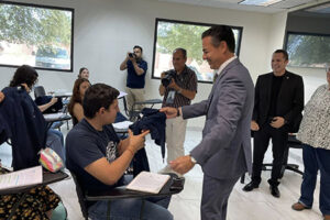 El rector de la UACJ visitó el campus Nuevo Casas Grandes para recibir al nuevo alumnado y anunciar la construcción de un gimnasio auditorio con inversión de hasta 50 millones.