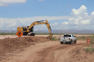 La carretera Bavispe-Nuevo Casas Grandes avanza 31% en su construcción. La obra mejorará la conectividad en Chihuahua y beneficiará a comunidades rurales.