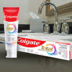 Cofepris retira Colgate Total Clean Mint por reportes de irritación bucal, aftas y alergias. Se recomienda suspender su uso y acudir al médico.