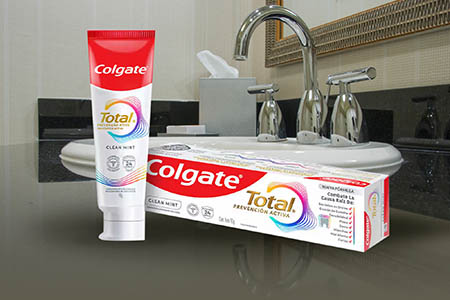 Cofepris retira Colgate Total Clean Mint por reportes de irritación bucal, aftas y alergias. Se recomienda suspender su uso y acudir al médico.