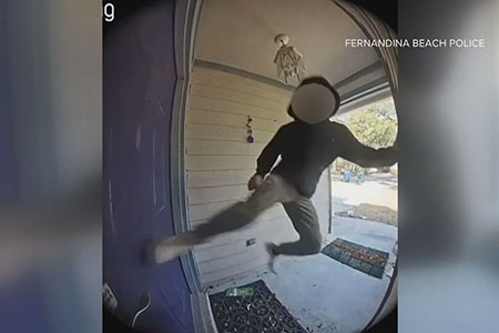 El reto “Door-Kick Challenge” se viraliza en redes sociales. Consiste en patear puertas ajenas y grabarlo. Autoridades alertan por daños, detenciones y riesgos de violencia.