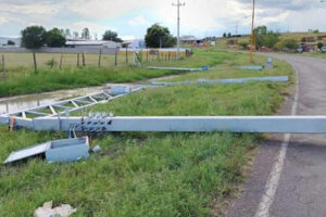 Sujetos armados derribaron un arco con cámaras de la Plataforma Centinela en Ignacio Zaragoza, Chihuahua, dejando fuera de servicio el sistema de vigilancia.