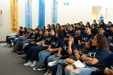 La UACJ Campus Nuevo Casas Grandes dio la bienvenida a sus nuevos estudiantes con el evento “Hola UACJ”, promoviendo la integración, orientación académica y apoyo entre pares antes del inicio del ciclo escolar.