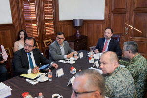 Autoridades de Chihuahua acordaron reforzar revisiones en los Ceresos como parte de la Mesa de Construcción de Paz, con participación de corporaciones estatales y federales.