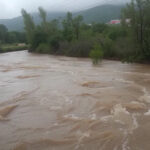 Dos presas de Chihuahua, Las Lajas en Buenaventura y La Junta de los Arroyos en Ignacio Zaragoza, derraman excedentes tras las lluvias. Alertan por crecida de ríos.