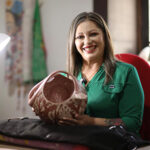 Olivia Domínguez, artesana de Juan Mata Ortiz, representará a Chihuahua en la Segunda Feria Xcaret de Arte Popular Mexicano, un evento que reunirá a más de 140 creadores de todo el país.