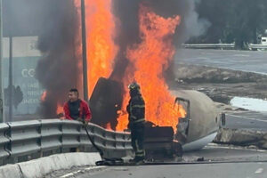 La explosión de una pipa de gas en Iztapalapa dejó 13 muertos y decenas de heridos. El siniestro causó graves daños en viviendas y vehículos. Autoridades investigan las causas.