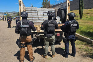 La SSPE aseguró armas, droga, equipo táctico y vehículos robados durante un operativo en Guadalupe y Calvo. Entre lo incautado destacan fusiles, explosivos, uniformes tipo militar y mercancía ilícita. Todo quedó a disposición de las autoridades competentes.