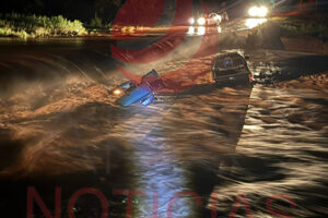 Autoridades de Casas Grandes alertan a la población sobre el riesgo de cruzar cauces en creciente. Tras el accidente en Arroyo Hondo, donde murió un menor, piden extremar precauciones en la temporada de lluvias.