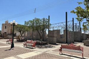 La construcción de la nueva Presidencia Municipal de Janos avanza un 30%, informó el alcalde Joel Loya. Además, se realizan obras como remodelación de la plaza, pavimentación, viviendas y baños públicos.