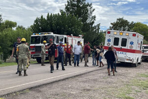 Bomberos de Nuevo Casas Grandes acudieron a Colonia Juárez con víveres y equipo tras el desbordamiento del río Piedras Verdes que dejó a familias en riesgo.