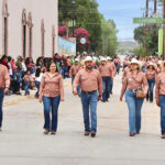 Casas Grandes celebró el 215 aniversario de la Independencia con un desfile encabezado por Roberto Lucero Galaz y la participación de escuelas y Ejército.
