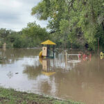 Protección Civil Estatal coordina acciones con cuerpos de rescate tras las inundaciones en Colonia Juárez, Casas Grandes, por el desbordamiento del río.