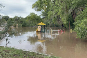 Protección Civil Estatal coordina acciones con cuerpos de rescate tras las inundaciones en Colonia Juárez, Casas Grandes, por el desbordamiento del río.