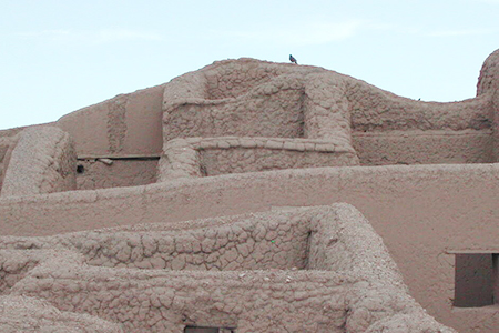 Este otoño visita el Noroeste de Chihuahua y descubre Paquimé, Mata Ortiz y la Cueva de la Olla, destinos únicos llenos de historia, cultura y paisajes.