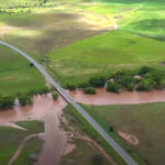 El río El Carmen inundó el puente de Flores Magón y varios tramos de la carretera a Nuevo Casas Grandes. Autoridades cerraron la vía por seguridad.