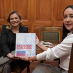 La gobernadora Maru Campos presentó el Programa Estatal de Derechos Humanos 2024-2027 en formatos accesibles: braille y lengua rarámuri, reforzando el compromiso con la inclusión.