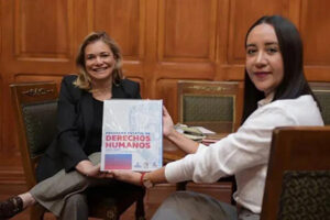 La gobernadora Maru Campos presentó el Programa Estatal de Derechos Humanos 2024-2027 en formatos accesibles: braille y lengua rarámuri, reforzando el compromiso con la inclusión.