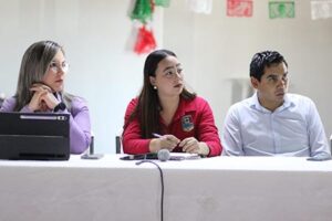 El Consejo Municipal de Participación Social en la Educación sesionó en Nuevo Casas Grandes. Autoridades y docentes analizaron proyectos, destacando la propuesta de una bodega escolar para mejorar la distribución de mobiliario.