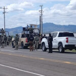 Autoridades estatales y del Ejército Mexicano rescataron a un hombre retenido ilegalmente en El Falomir, Aldama. Fue hallado con lesiones graves compatibles con tortura. La víctima fue atendida y resguardada por elementos de la SSPE y presentada ante autoridades.