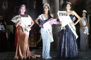 La Feria Casas Grandes 2025 tiene nueva reina: Aneth Ontiveros. La coronación estuvo a cargo de la Primera Dama y el alcalde Roberto Lucero Galaz.