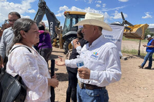 El alcalde Joel Loya Márquez dio inicio a la construcción de 18 viviendas en Janos, destinadas a adultos mayores, madres solteras y personas con discapacidad, con apoyo del Gobierno Estatal.