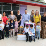 La alcaldesa Edith Escárcega entregó un minisplit y kits escolares al Jardín de Niños Francisco I. Madero en la colonia Madero, beneficiando a estudiantes y familias.