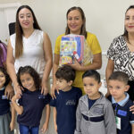 El Gobierno Municipal de Nuevo Casas Grandes entregó 300 kits de útiles escolares a estudiantes de primarias y preescolares, beneficiando a nueve instituciones educativas.