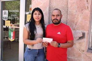 La alcaldesa Edith Escárcega otorgó apoyo económico al equipo Bravos de Moreno NCG para su participación en el Torneo Bravos de Juárez, reafirmando su compromiso con el deporte.