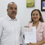 La presidenta Edith Escárcega entregó apoyo económico a la IAFCJ de Nuevo Casas Grandes para mejorar su templo y fortalecer la convivencia comunitaria.