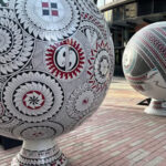 El Consulado de México en El Paso invita a la inauguración de la exhibición “Esferas Monumentales de Mata Ortiz”, un homenaje al arte y la tradición de Chihuahua, que se llevará a cabo este 12 de septiembre en Arts Festival Plaza. Entrada gratuita.