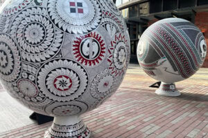 El Consulado de México en El Paso invita a la inauguración de la exhibición “Esferas Monumentales de Mata Ortiz”, un homenaje al arte y la tradición de Chihuahua, que se llevará a cabo este 12 de septiembre en Arts Festival Plaza. Entrada gratuita.