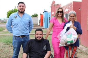 La alcaldesa Edith Escárcega entregó despensas a 40 familias de colonias periféricas de Nuevo Casas Grandes como parte de programas sociales.