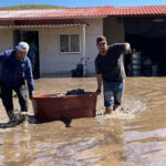 Más de 100 viviendas resultaron afectadas por la inundación en Colonia Juárez tras el desbordamiento del río Piedras Verdes. El alcalde Roberto Lucero informó que ya iniciaron los trabajos de limpieza con apoyo de autoridades estatales, federales y voluntarios de la comunidad.