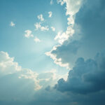 Investigadores de la Universidad de Waseda detectaron microplásticos en las nubes, lo que podría alterar la formación de lluvias y el equilibrio climático. El hallazgo alerta sobre cómo estos contaminantes alcanzan la atmósfera y amenazan la salud de los ecosistemas.