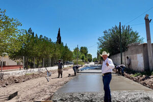 El alcalde Joel Loya supervisó el arranque de la pavimentación con concreto hidráulico en la calle Hidalgo de Janos, obra financiada con recursos del FISM.