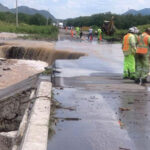 Las lluvias provocaron el deslave de un carril en un tramo de 30 metros en El Sueco–Janos. La circulación es intermitente mientras continúan las maniobras y limpieza de drenajes.