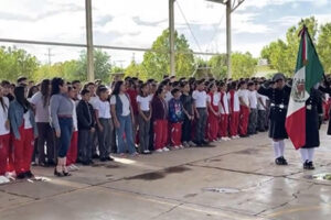 En Chihuahua inició el ciclo escolar 2025-2026 con más de 686 mil estudiantes en 5,283 planteles. Se entregarán útiles, mochilas y se aplicará una campaña de vacunación contra el sarampión en coordinación con el sector salud.
