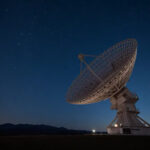 Astrónomos detectaron una señal de radio repetitiva cada 54 minutos proveniente de una enana roja a 15 años luz de la Tierra, usando el radiotelescopio FAST. Su origen desconcierta a la comunidad científica.