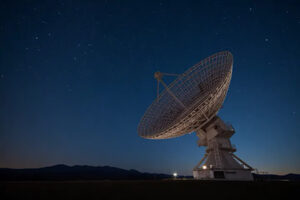 Astrónomos detectaron una señal de radio repetitiva cada 54 minutos proveniente de una enana roja a 15 años luz de la Tierra, usando el radiotelescopio FAST. Su origen desconcierta a la comunidad científica.