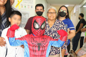 Nathan, un niño de 5 años, tocó la campana de la victoria en el IMSS de Ciudad Juárez tras vencer la leucemia linfoblástica aguda. Su historia simboliza esperanza para los 24 pacientes pediátricos actualmente en tratamiento en el HGR No. 66.